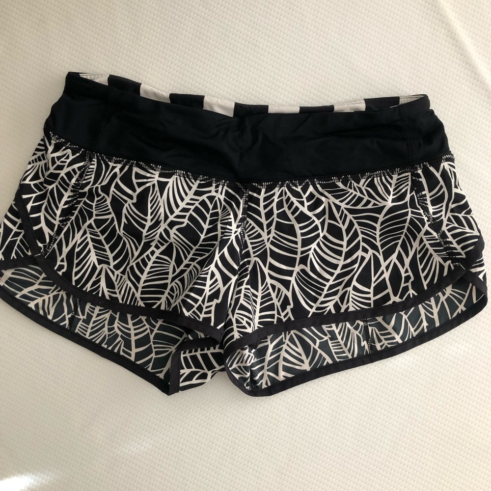 Lululemon 2.5” Speed Up Short B&W Leaf